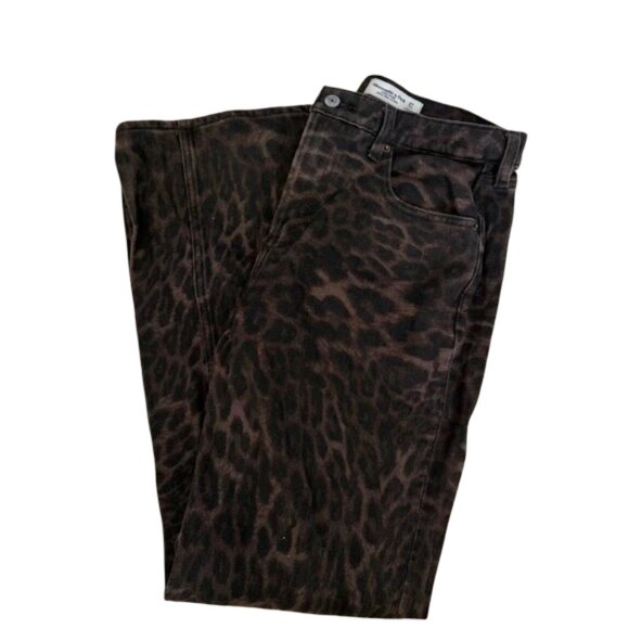 Abercrombie High Rise 90s Relaxed Leopard Print Jean - Picture 2 of 3